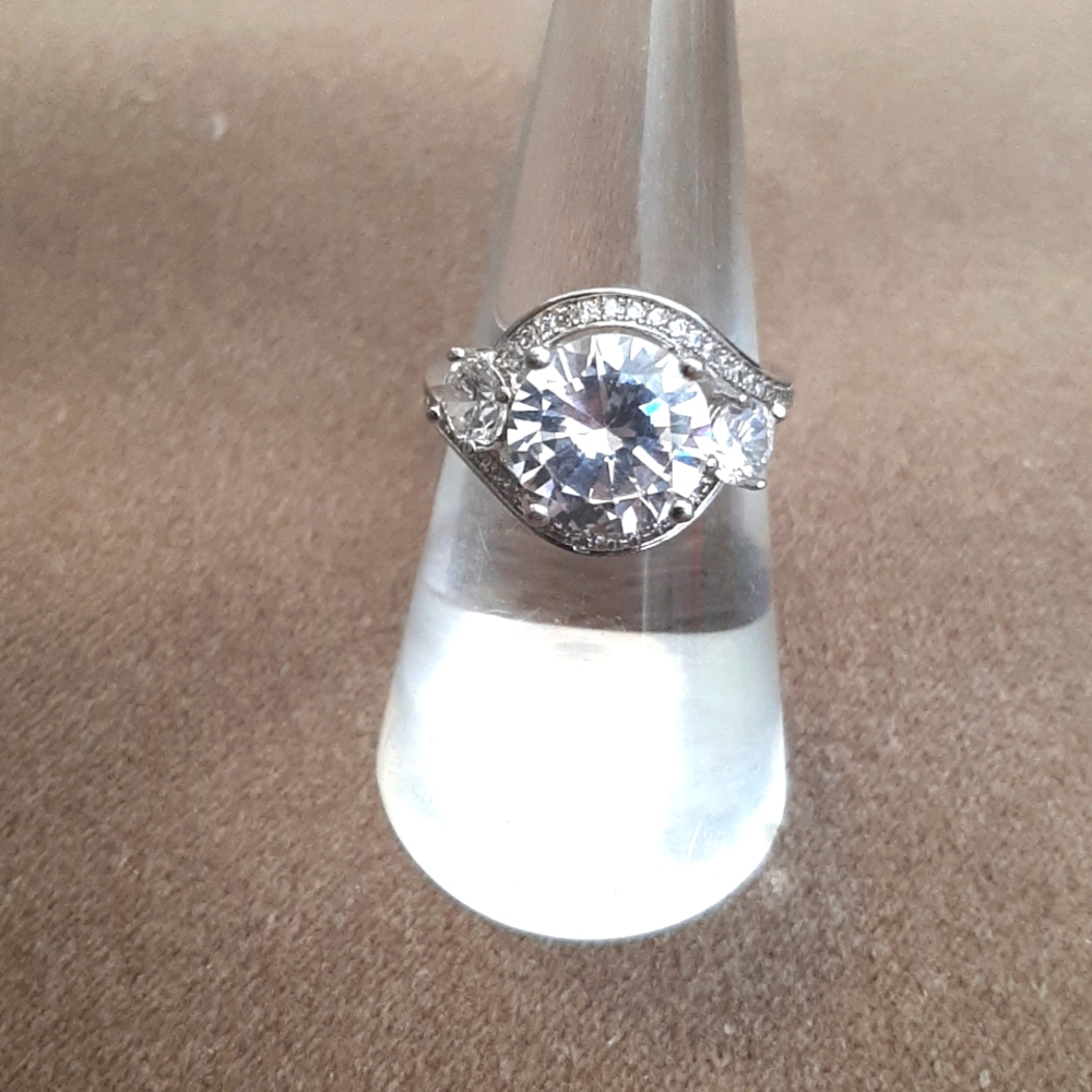 Vintage unbranded CZ ring